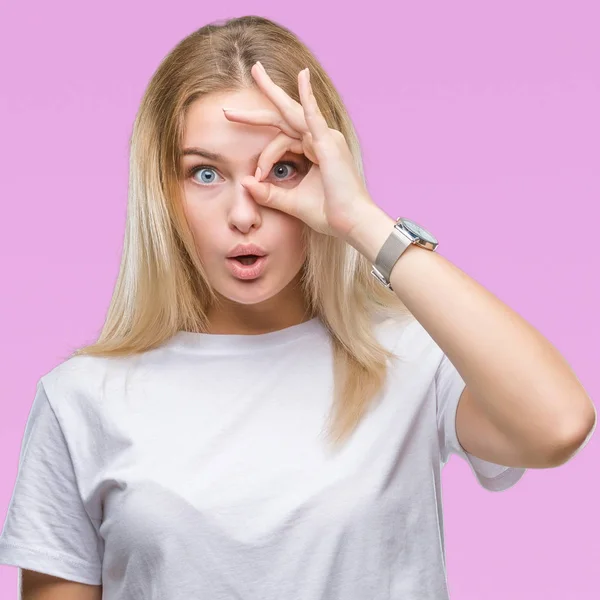 Young Caucasian Woman Isolated Background Doing Gesture Shocked Surprised Face — Stock Photo, Image
