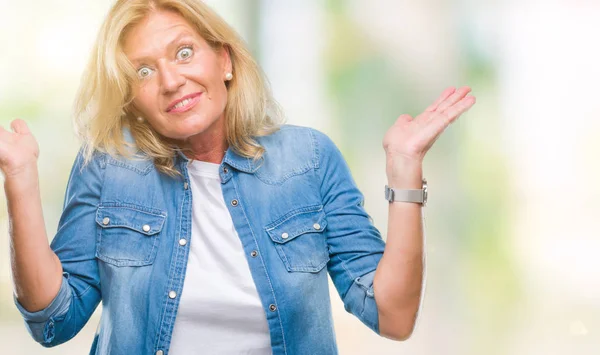 Blonde Frau Mittleren Alters Mit Isoliertem Hintergrund Ratloser Und Verwirrter — Stockfoto