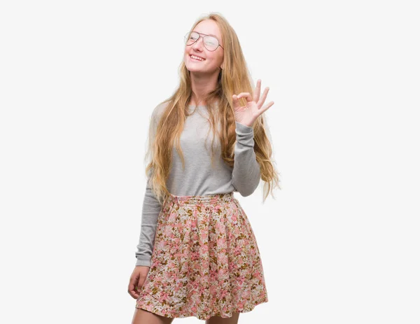 Blonde Teenagerin Mit Blumenrock Die Positiv Lächelt Und Mit Händen — Stockfoto