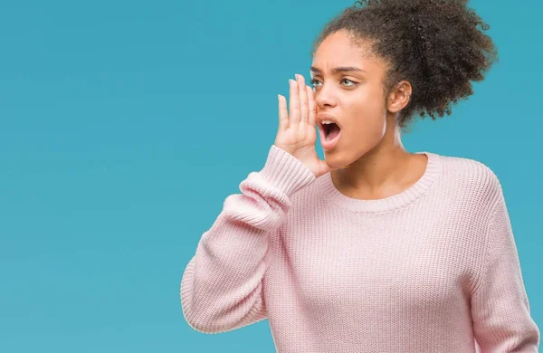 Junge Afroamerikanerin Winterpullover Über Isoliertem Hintergrund Schreiend Und Laut Schreiend — Stockfoto