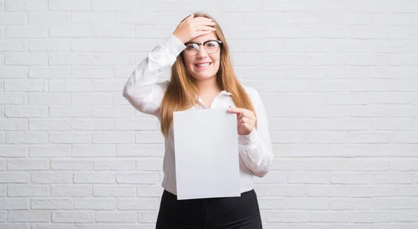 Jonge Volwassen Zakenvrouw Permanent Witte Bakstenen Muur Met Blanco Papier — Stockfoto