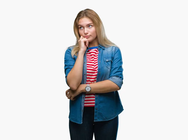 Young Caucasian Woman Isolated Background Hand Chin Thinking Question Pensive — Stock Photo, Image