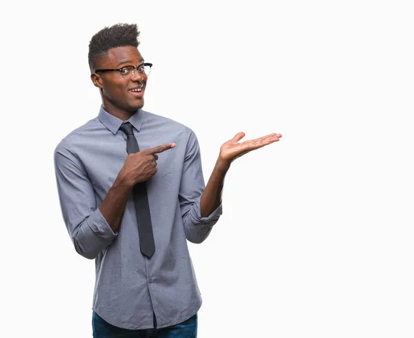 Joven Hombre Negocios Afroamericano Sobre Fondo Aislado Sorprendido Sonriendo Cámara —  Fotos de Stock