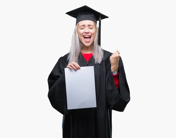 Jovem Loira Vestindo Uniforme Graduado Segurando Grau Sobre Fundo Isolado — Fotografia de Stock