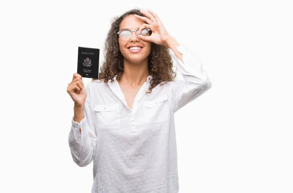 Jovem Hispânica Segurando Passaporte Dos Estados Unidos América Com Rosto — Fotografia de Stock