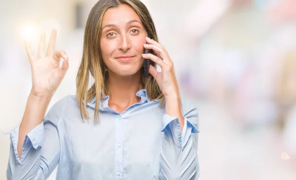 Joven Hermosa Mujer Hablando Teléfono Inteligente Sobre Fondo Aislado Haciendo — Foto de Stock