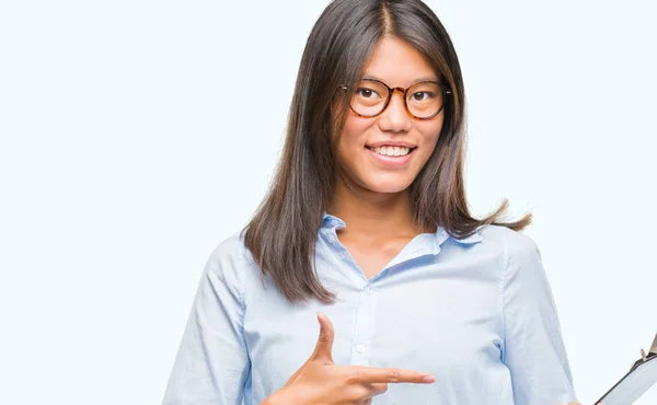 Unga Asiatiska Affärskvinna Över Isolerade Bakgrund Håller Urklipp Mycket Glad — Stockfoto