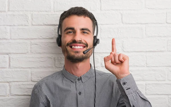 Jonge Volwassen Man Bakstenen Muur Werken Als Operator Verrast Met — Stockfoto