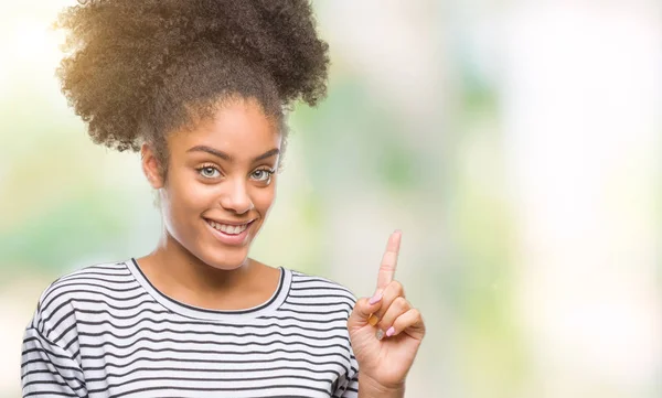Unga Afro Amerikansk Kvinna Textning Med Smartphone Isolerade Bakgrund Överraskad — Stockfoto