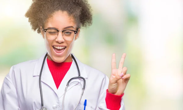 Junge Afroamerikanische Ärztin Mit Isoliertem Hintergrund Lächelnd Mit Glücklichem Gesicht — Stockfoto