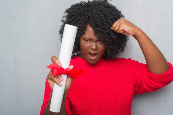 Jonge African American Vrouw Grijs Grunge Muur Bedrijf Diploma Boos — Stockfoto