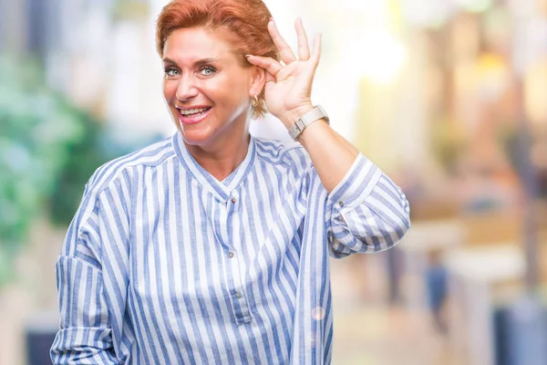 Attractief Senior Kaukasische Roodharige Vrouw Geïsoleerde Achtergrond Glimlachend Met Hand — Stockfoto