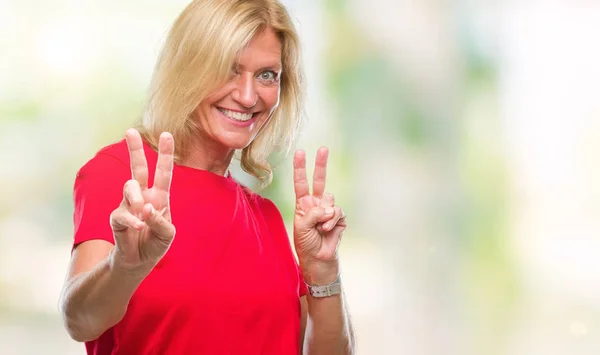 Mulher Loira Meia Idade Sobre Fundo Isolado Sorrindo Olhando Para — Fotografia de Stock