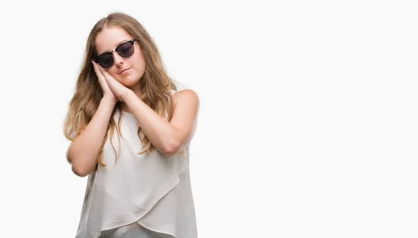 Mujer Rubia Joven Con Gafas Sol Durmiendo Cansada Soñando Posando —  Fotos de Stock