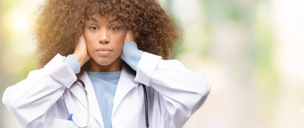 Afrikanisch Amerikanische Ärztin Ärztin Die Ohren Verdeckt Und Störende Laute — Stockfoto