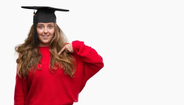 Mujer Rubia Joven Con Gorra Graduación Con Cara Sorpresa Señalando —  Fotos de Stock