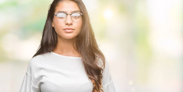 年轻美丽的阿拉伯妇女戴着眼镜 在孤立的背景 面部表情严肃 简单而自然地看着相机 — 图库照片