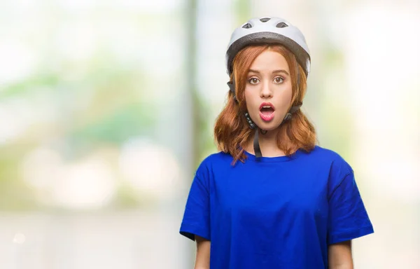 Mooie Jongedame Wielrenner Helm Dragen Geïsoleerde Achtergrond Bang Geschokt Met — Stockfoto