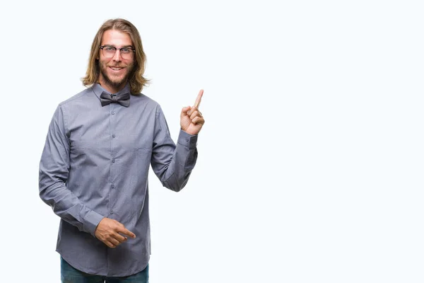 Homem Bonito Jovem Com Cabelos Longos Usando Gravata Arco Sobre — Fotografia de Stock