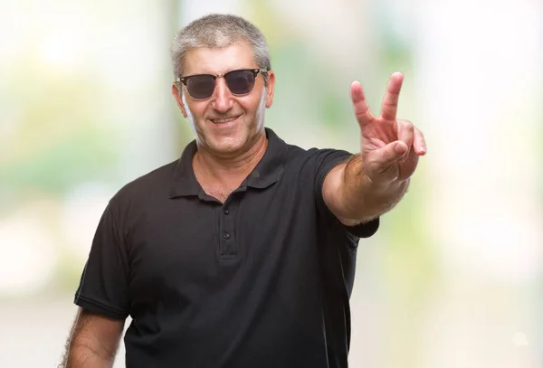 Hombre Mayor Guapo Con Gafas Sol Sobre Fondo Aislado Sonriendo — Foto de Stock