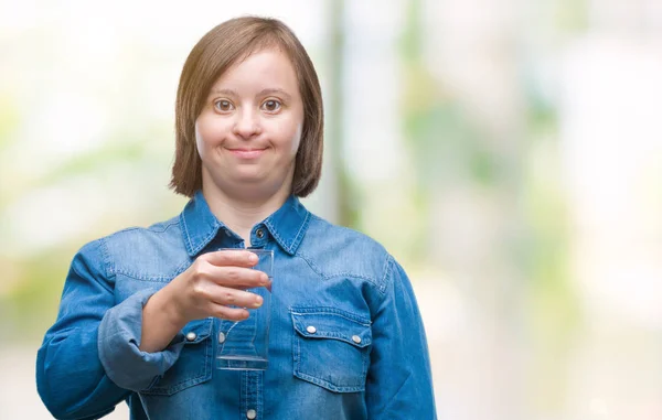 Mujer Adulta Joven Con Síndrome Bebiendo Agua Sobre Fondo Aislado —  Fotos de Stock