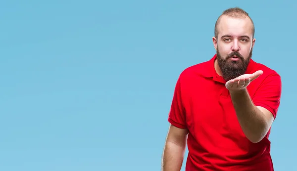 Jonge Kaukasische Hipster Man Dragen Rode Shirt Geïsoleerde Achtergrond Kijken — Stockfoto