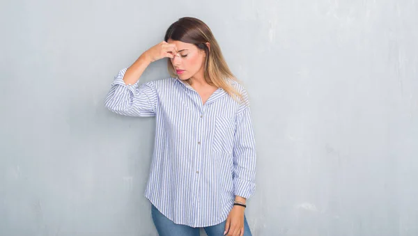 Mujer Adulta Joven Sobre Pared Grunge Gris Usando Ropa Negocios — Foto de Stock