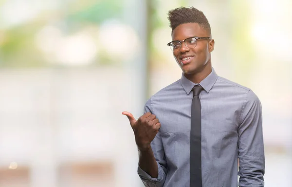 Молодой Афро Американский Бизнесмен Изолированном Фоне Улыбается Счастливым Лицом Глядя — стоковое фото