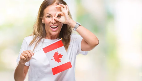 Mujer Hispana Mediana Edad Sosteniendo Bandera Canadá Sobre Fondo Aislado —  Fotos de Stock