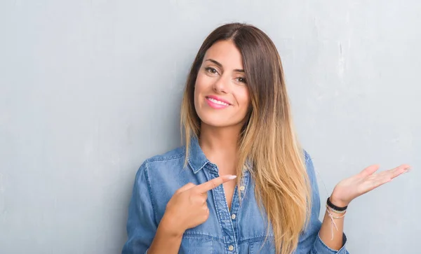 Joven Mujer Adulta Sobre Gris Grunge Pared Usando Denim Traje —  Fotos de Stock