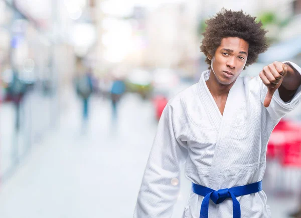 Afro American Człowiek Ubrany Karate Kimono Białym Tle Niezadowolony Zły — Zdjęcie stockowe