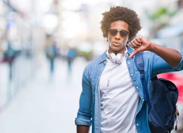 Afro Amerikansk Man Bär Hörlurar Och Ryggsäck Över Isolerade Bakgrund — Stockfoto