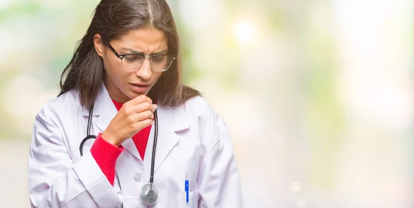 Młody Lekarz Emiraty Kobieta Białym Tle Ogólne Złe Samopoczucie Kaszel — Zdjęcie stockowe