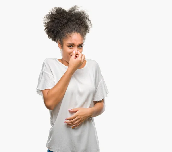 Mulher Afro Americana Jovem Sobre Fundo Isolado Cheirando Algo Fedorento — Fotografia de Stock