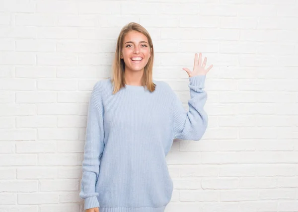 Bella Giovane Donna Sopra Muro Mattoni Bianchi Mostrando Indicando Con — Foto Stock