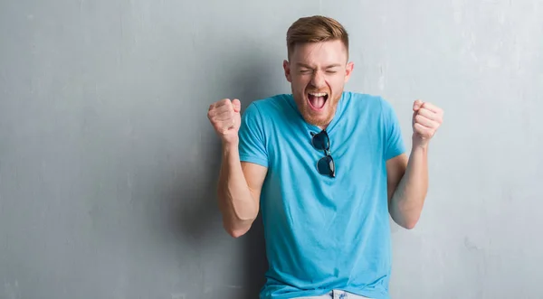 Junger Rothaariger Mann Über Grauer Grunge Wand Lässigem Outfit Aufgeregt — Stockfoto