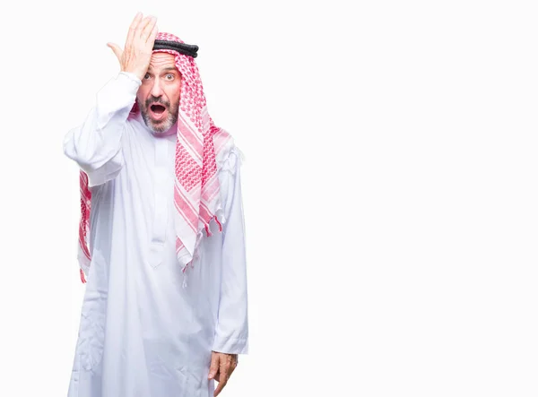 Magas Rangú Arab Ember Visel Keffiyeh Elszigetelt Háttér Meglepett Kézzel — Stock Fotó