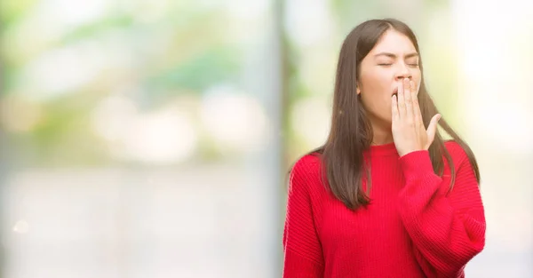 Młodzi Hiszpanie Piękne Sobie Czerwony Sweter Nudzi Ziewanie Zmęczony Obejmujące — Zdjęcie stockowe