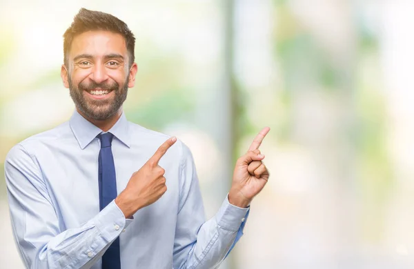 Volwassen Spaanse Zakenman Geïsoleerde Achtergrond Glimlachen Kijken Naar Camera Met — Stockfoto