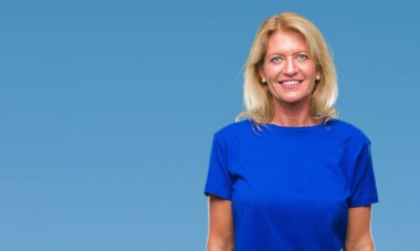 Orta yaş sarışın kadın yüzünde ciddi bir ifade ile izole arka plan yüzünden. Basit ve doğal kameraya bakıyor.