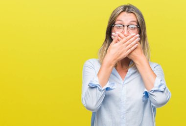 Genç güzel iş kadın izole arka plan ağız hata için elleriyle kapsayan şok yüzünden. Gizli kavramı.