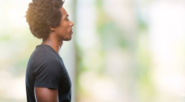 İzole arka tarafına, seyir üzerinde Afro Amerikalı adam sakin ol kendine güvenen gülümseme ile doğal yüz pozuyla profili.