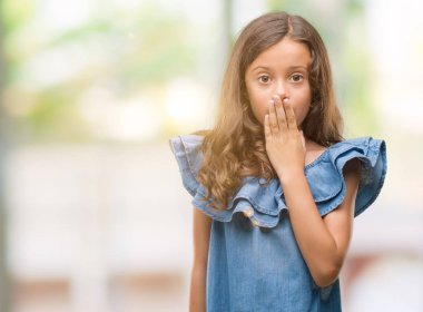 Esmer Latin kız kot elbise kapak ağız el için hata, ifade korku, utanç ile şok ile giyiyor sessizlik içinde gizli kavramı korkuttu