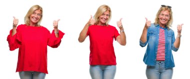 Kolaj güzel orta yaş sarışın kadının üzerinde beyaz izole backgroud başarı işareti başparmak gülümseyen ve mutlu el ile olumlu hareketi yapıyor. Neşeli bir ifadeyle, kazanan jest kameraya bakıyor.
