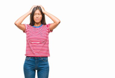 Genç Asyalı kadın çünkü umutsuz ve stresli baş ağrısı acı izole arka plan üzerinde ağrı ve migren. Ellerini kafasına.