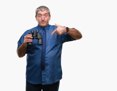 Üst düzey yakışıklı sürpriz yüz işaret parmağı kendini izole arka plan üzerinde dürbün ile seyir