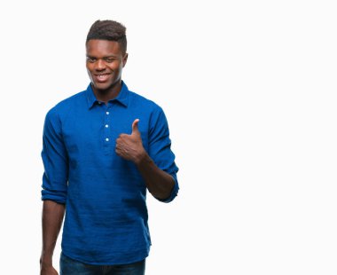 Afrikalı-Amerikalı genç hareketi el ile mutlu yaşasın yapıyor izole arka plan üzerinde. Kameraya bakarak başarı gösteren ile ifade onaylama.