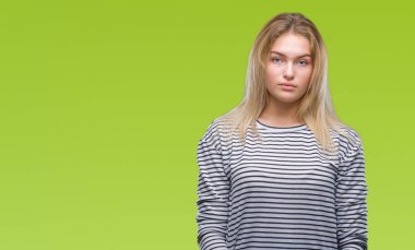 Yüzünde ciddi bir ifade ile izole arka plan üzerinde beyaz kadın. Basit ve doğal kameraya bakıyor.