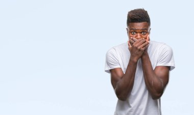 Afrikalı-Amerikalı genç izole arka plan ağız hata için elleriyle kapsayan şok içinde. Gizli kavramı.