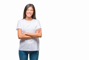 Genç Asyalı kadın izole arka plan mutlu yüz çapraz silah kameraya bakarak ile gülümseyen yüzünden. Olumlu bir kişi.